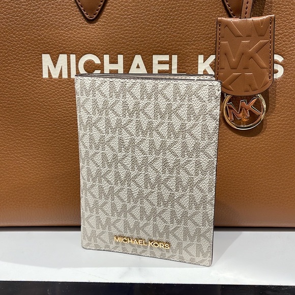 Michael Kors Jet Set Travel Passport Wallet
Light Cream Signature/Golden NWT - Picture 9 of 16